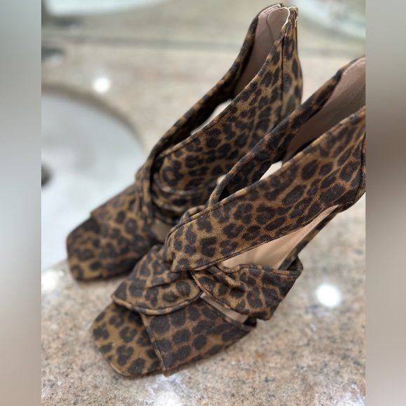 NWT Veronica Beard leopard print heels size 10 with Box and dustcover - Picture 3 of 14